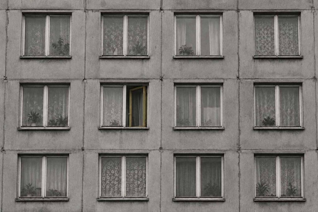 Nevyčnívej, ohrozíš nás: kdy se poslušnost zaměňuje za zodpovědnost
